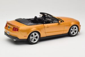 Ford Mustang GT S197 Kabrió Arany Maisto 1:18 31158 Fém – 2. kép a 7-ből