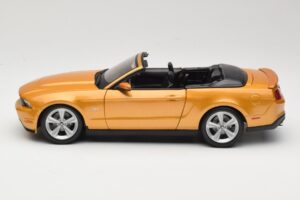 Ford Mustang GT S197 Kabrió Arany Maisto 1:18 31158 Fém – 3. kép a 7-ből