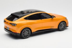 Ford Mustang Mach-E GT Performance Cyber Narancssárga Otto 1:18 OT983 Gyanta – 2. kép a 6-ből