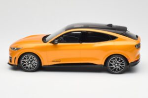Ford Mustang Mach-E GT Performance Cyber Narancssárga Otto 1:18 OT983 Gyanta – 3. kép a 6-ből