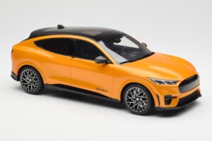 Ford Mustang Mach-E GT Performance Cyber Narancssárga Otto 1:18 OT983 Gyanta – 4. kép a 6-ből