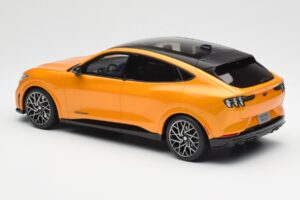 Ford Mustang Mach-E GT Performance Cyber Narancssárga Otto 1:18 OT983 Gyanta – 5. kép a 6-ből
