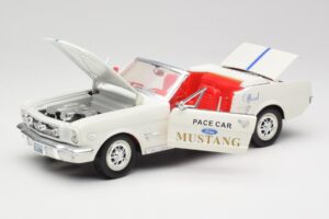 Ford Mustang Pace Car Wimbledon White Solido 1:18 81578 Fém – 2. kép a 8-ből