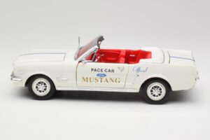 Ford Mustang Pace Car Wimbledon White Solido 1:18 81578 Fém – 4. kép a 8-ből