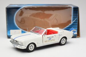 Ford Mustang Pace Car Wimbledon White Solido 1:18 81578 Fém – 8. kép a 8-ből