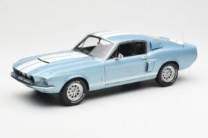 Ford Mustang Shelby GT500 Világoskék Metálfényű Fehér Csíkokkal AUTOart 1:18 72907 Fém
