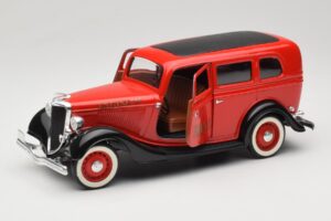 Ford Sedan Piros Solido 1:18 8066 Fém – 2. kép a 8-ből