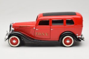 Ford Sedan Piros Solido 1:18 8066 Fém – 4. kép a 8-ből