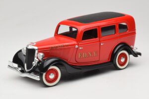 Ford Sedan Piros Solido 1:18 8066 Fém