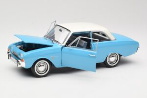 Ford Taunus 17M P2 Kék Revell 1:18 08817 Fém – 2. kép a 8-ből