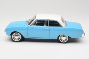 Ford Taunus 17M P2 Kék Revell 1:18 08817 Fém – 4. kép a 8-ből