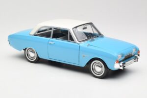 Ford Taunus 17M P2 Kék Revell 1:18 08817 Fém – 6. kép a 8-ből
