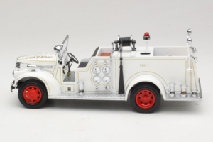 GMC Tűzoltóautó Fehér Road Signature 1:18 20068 Fém – 4. kép a 9-ből