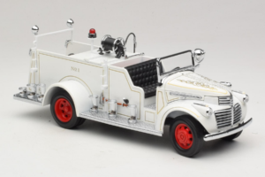 GMC Tűzoltóautó Fehér Road Signature 1:18 20068 Fém – 6. kép a 9-ből