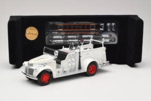 GMC Tűzoltóautó Fehér Road Signature 1:18 20068 Fém – 8. kép a 9-ből