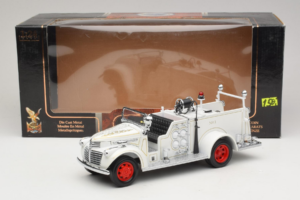 GMC Tűzoltóautó Fehér Road Signature 1:18 20068 Fém – 9. kép a 9-ből