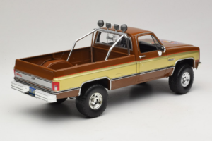 GMC K-2500 Sierra Grande Barna GreenLight 1:18 13560 Fém – 3. kép a 8-ből