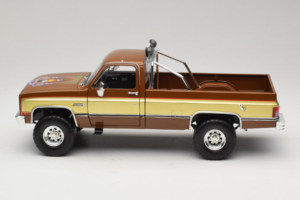 GMC K-2500 Sierra Grande Barna GreenLight 1:18 13560 Fém – 4. kép a 8-ből