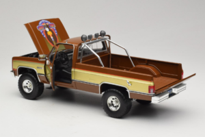 GMC K-2500 Sierra Grande Barna GreenLight 1:18 13560 Fém – 5. kép a 8-ből