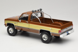 GMC K-2500 Sierra Grande Barna GreenLight 1:18 13560 Fém – 7. kép a 8-ből