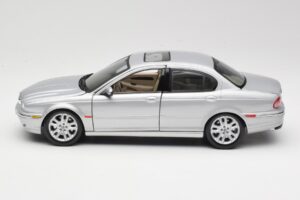 Jaguar X-Type Ezüst Maisto 1:18 7271328 Fém – 4. kép a 8-ből