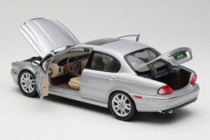 Jaguar X-Type Ezüst Maisto 1:18 7271328 Fém – 5. kép a 8-ből