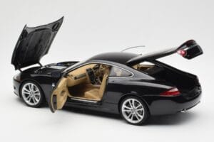 Jaguar XK-R X150 Midnight Fekete AUTOart 1:18 73632 Fém – 5. kép a 8-ből