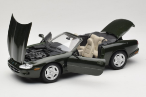 Jaguar XK8 Green Metallic Világosszürke Belső Maisto 1:18 31836 Fém – 2. kép a 8-ből