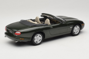 Jaguar XK8 Green Metallic Világosszürke Belső Maisto 1:18 31836 Fém – 3. kép a 8-ből