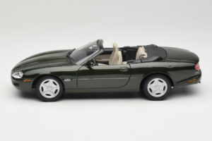 Jaguar XK8 Green Metallic Világosszürke Belső Maisto 1:18 31836 Fém – 4. kép a 8-ből