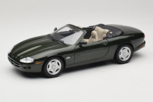 Jaguar XK8 Green Metallic Világosszürke Belső Maisto 1:18 31836 Fém