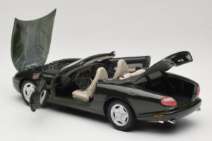 Jaguar XK8 Green Metallic Világosszürke Belső Maisto 1:18 31836 Fém – 5. kép a 8-ből