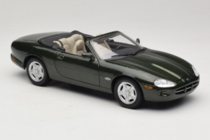 Jaguar XK8 Green Metallic Világosszürke Belső Maisto 1:18 31836 Fém – 6. kép a 8-ből