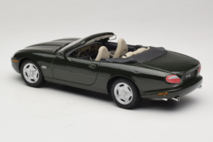 Jaguar XK8 Green Metallic Világosszürke Belső Maisto 1:18 31836 Fém – 7. kép a 8-ből