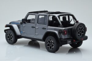 Jeep Wrangler 4xe Ezüst GT Spirit 1:18 GT419 Gyanta – 5. kép a 6-ből