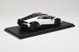 Lamborghini Huracan Sterrato No. 63 Fehér TopSpeed 1:18 TS0610 Gyanta – 2. kép a 6-ből