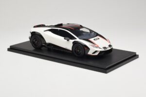 Lamborghini Huracan Sterrato No. 63 Fehér TopSpeed 1:18 TS0610 Gyanta – 4. kép a 6-ből