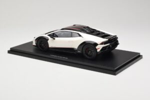 Lamborghini Huracan Sterrato No. 63 Fehér TopSpeed 1:18 TS0610 Gyanta – 5. kép a 6-ből