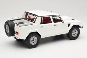 Lamborghini LM002 Fehér Kyosho 1:18 GTS18508W Gyanta – 2. kép a 6-ből
