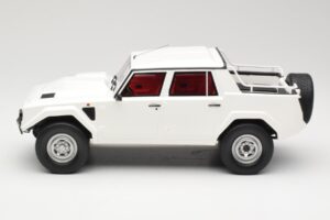 Lamborghini LM002 Fehér Kyosho 1:18 GTS18508W Gyanta – 3. kép a 6-ből