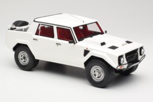 Lamborghini LM002 Fehér Kyosho 1:18 GTS18508W Gyanta – 4. kép a 6-ből