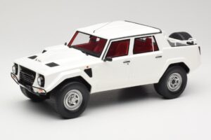Lamborghini LM002 Fehér Kyosho 1:18 GTS18508W Gyanta