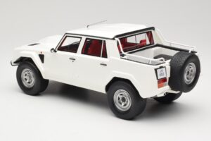 Lamborghini LM002 Fehér Kyosho 1:18 GTS18508W Gyanta – 5. kép a 6-ből