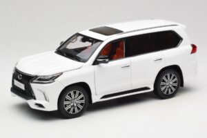 Lexus LX570 J200 Fehér LCD 1:18 LCD18010-WH Fém