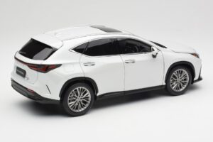 Lexus NX450h+ AZ20 Fehér Kyosho 1:18 08968Q Gyanta – 3. kép a 8-ből