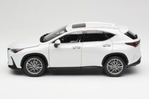 Lexus NX450h+ AZ20 Fehér Kyosho 1:18 08968Q Gyanta – 4. kép a 8-ből
