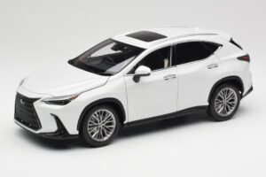 Lexus NX450h+ AZ20 Fehér Kyosho 1:18 08968Q Gyanta