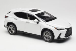 Lexus NX450h+ AZ20 Fehér Kyosho 1:18 08968Q Gyanta – 6. kép a 8-ből