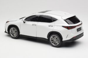 Lexus NX450h+ AZ20 Fehér Kyosho 1:18 08968Q Gyanta – 7. kép a 8-ből