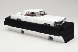 Lincoln Continental Mark II Fehér Road Signature 1:18 20078-P1 Fém – 4. kép a 6-ből